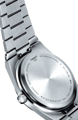 Reloj Tissot T1374101104100 circulo metalico, eslabones metalicos plateados, texto